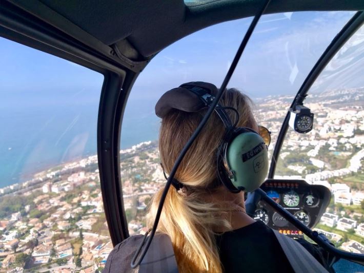 A LO MANDOS DE UN HELICÓPTERO