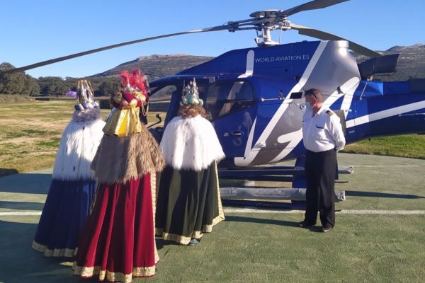 Unos pasajeros de altos vuelos cargados de regalos!  